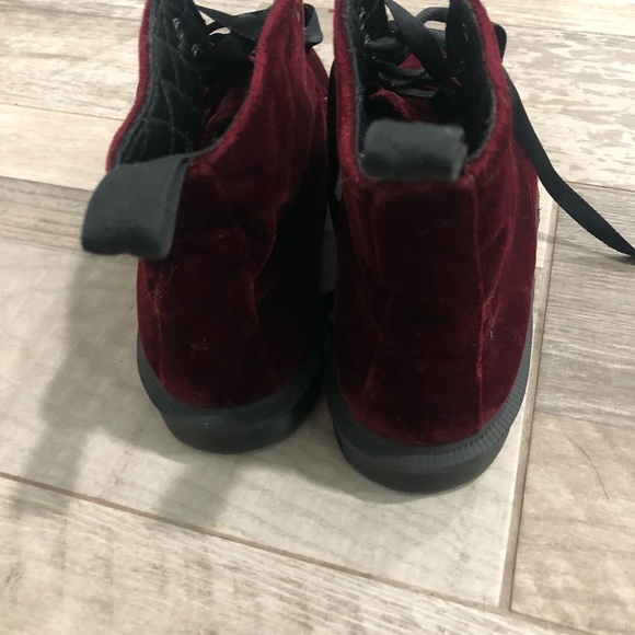 Doc Martens Combat Ankle Boots Red Velvet Brocade Lace Up Lana Women 6M 7L - Picture 8 of 8